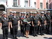 Перед строем мичманов и офицеров ей вручены памятный знак командующего, грамота и букет цветов