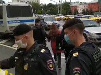 В центре Москвы на Лубянке, где расположена штаб-квартира ФСБ, полиция начала задерживать участников акции в поддержку фигурантов уголовного дела о создании экстремистской организации "Новое величие"