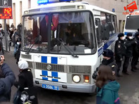 Задержания начались сразу после того, как участники акции вышли на улицу из метро, где было объявлено место сбора