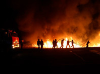 Пожарные борются с возгоранием камыша на плавнях в Анапе
