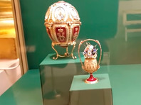 Второй - "яйцо 1904 года" очень похожее на общепризнанное яйцо "Пятнадцатая годовщина царствования" в петербургском Музее Фаберже