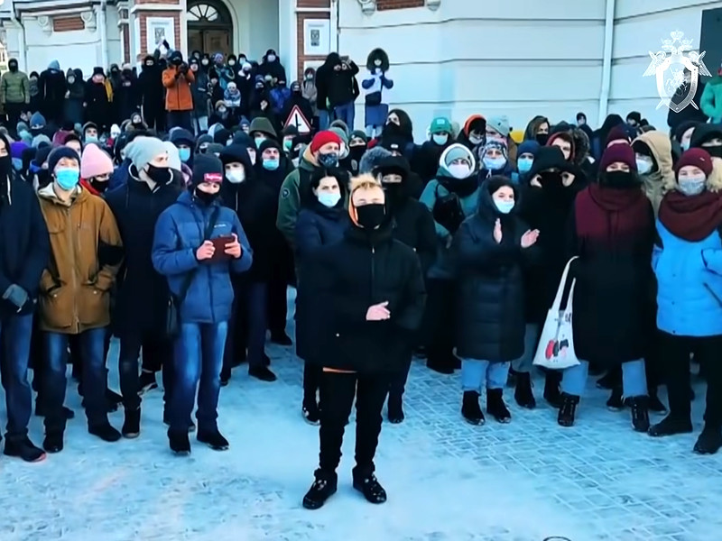 Фильм СК "За кулисами протеста" вышел в начале февраля 2021 года. В нем авторы предупреждают молодых людей, что соратники Навального делают из них "пушечное мясо", "бойцов армии, где командирам наплевать на судьбы рядовых"