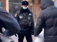 В центре Москвы членов "Яблока" задерживали за одиночные пикеты
