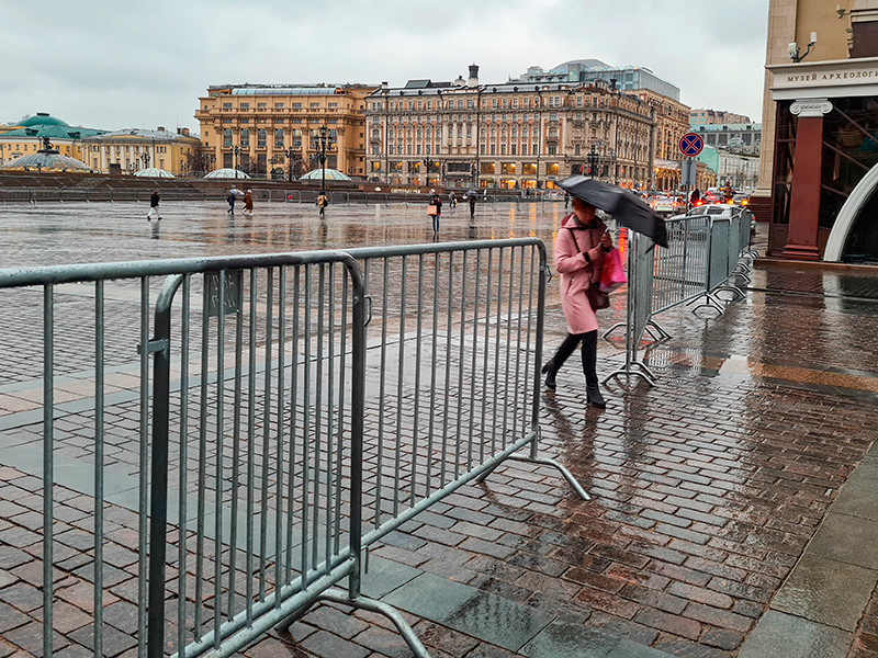 В Москве с самого утра 21 апреля перекрыты все основные улицы и площади, прилегающие к Кремлю. Металлические ограждения выставлены на Манежной площади, где должна была пройти акция в поддержку Алексея Навального