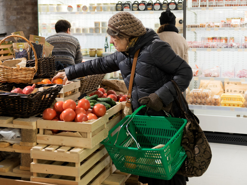 Овощи и фрукты не по карману: россияне начали больше экономить на продуктах питания