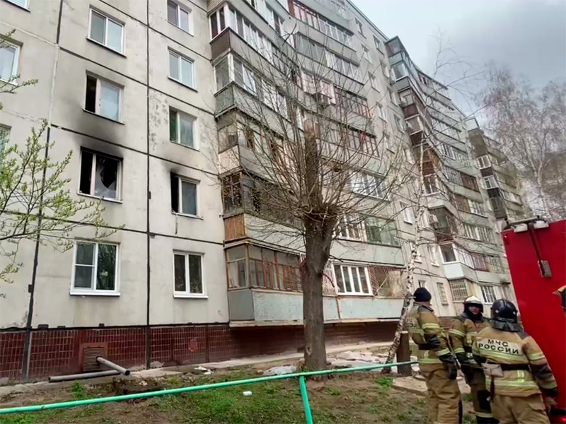 Пожарные у дома 29 по ул. Батыршина в Казани