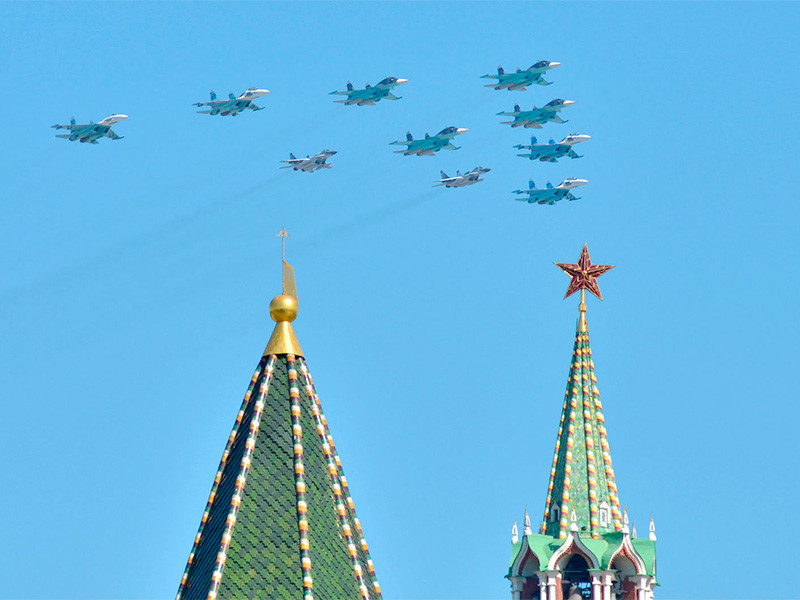 Плохая погода в Москве может повлиять на воздушную часть парада Победы, допустил пресс-секретарь президента РФ Дмитрий Песков 