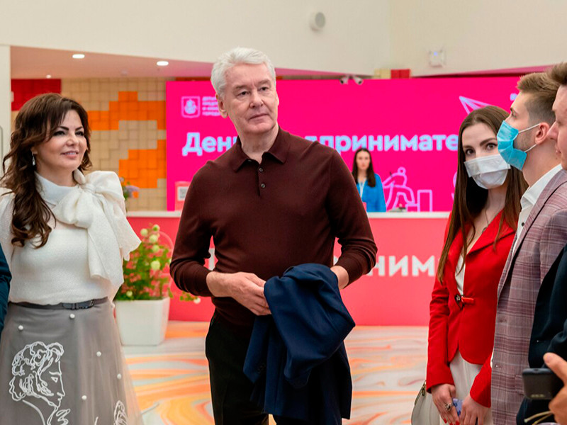 Мэр Москвы предложил создавать в ресторанах особые зоны для вакцинированных посетителей, бизнес против