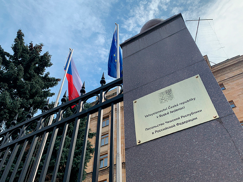 Посольство Чехии в Москве до конца мая уволит 79 человек из числа российских сотрудников