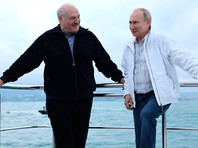 Президенты России и Белоруссии Владимир Путин и Александр Лукашенко в субботу продолжили встречу в Сочи в "неформальной обстановке"